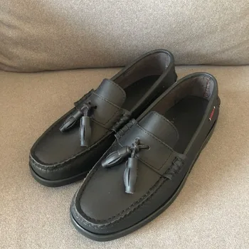 2023 Новый тренд Молодежная повседневная обувь для мужчин Удобные кожаные кроссовки Мужские черные лоферы с кисточками Мужские слипоны Driver Shoe Man
