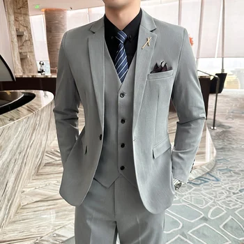 2024 - Новый (блейзер + жилет + брюки) Мужская мода Деловой джентльмен Итальянский стиль Сплошной цвет Профессиональный свадебный костюм шафера
