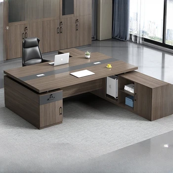 Стол и стул, отвечающие за офис, просты и современны, а стол для двух человек находится напротив босса